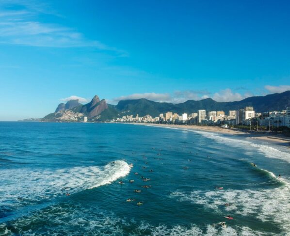 Surfistas na praia de Ipanema, no Rio de Janeiro