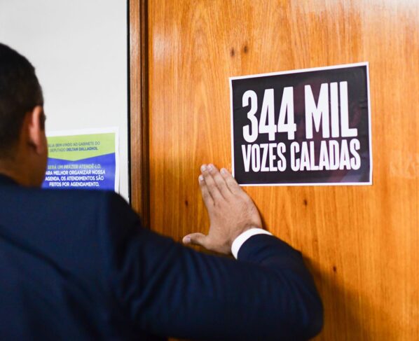 Assessor cola cartaz com a mensagem “344mil vozes caladas” no Gabinete do Deputado Federal Deltan Dallagnol, que teve o mandato cassado - Metrópoles