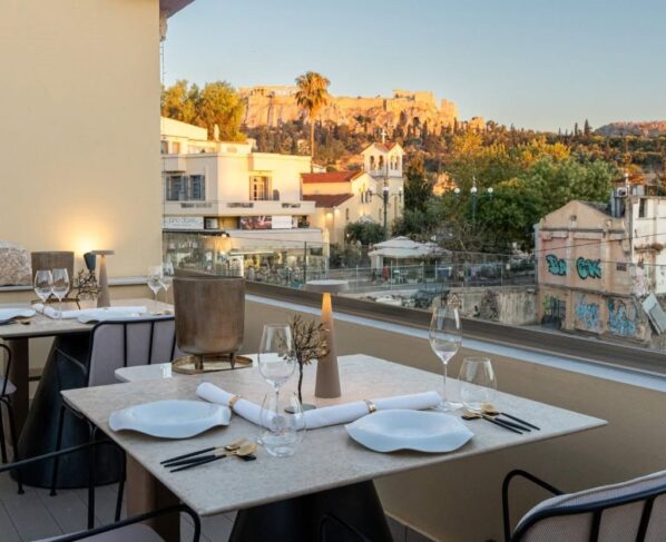 Varanda do restaurante Makris, novo restaurante estrelado de Atenas