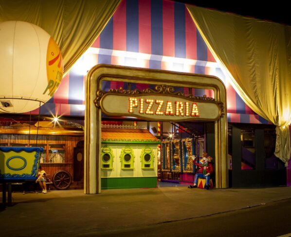 Fachada do Circo da Pizza, na Vila Guilherme, em São Paulo, ocupa um enorme galpão