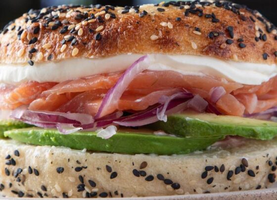 Bagel de salmão curado e defumado