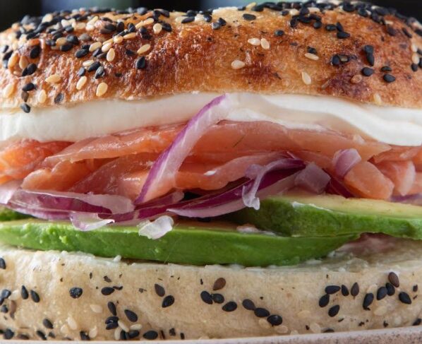 Bagel de salmão curado e defumado