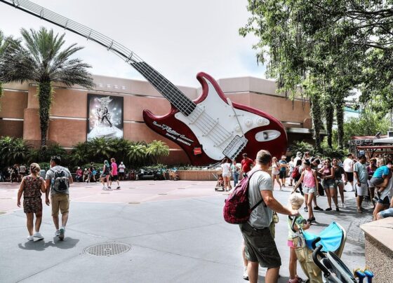 Exterior da Rock 'n' Roller Coaster, uma das atrações mais disputadas do Disney's Hollywood Studios