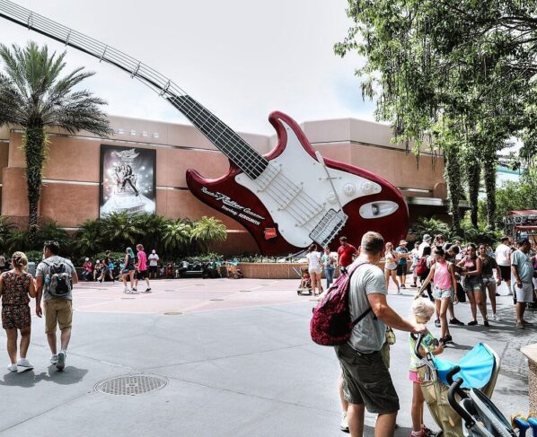 Exterior da Rock 'n' Roller Coaster, uma das atrações mais disputadas do Disney's Hollywood Studios