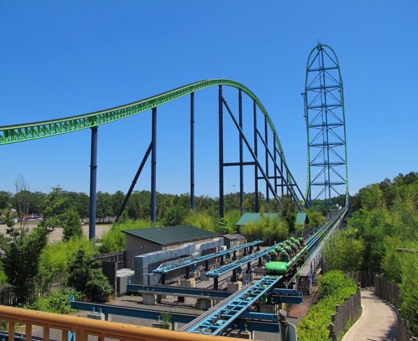 Com pico de 139 metros, Kingda Ka foi construída em 2005 e atingia 206 km/h