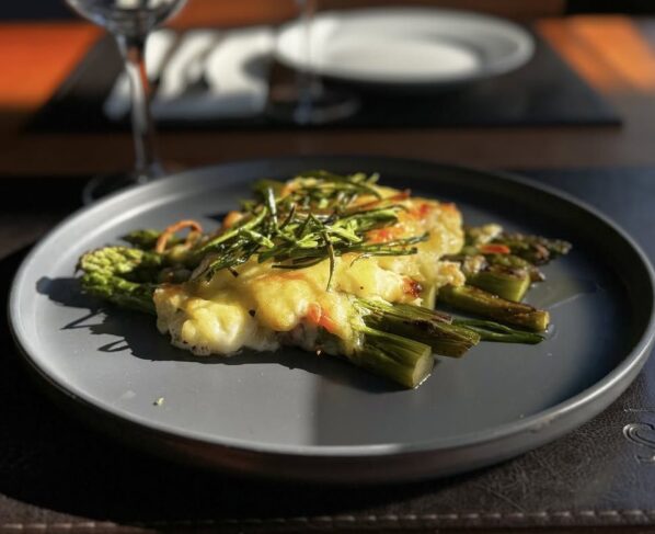 Aspargos gratinados enrolados na pancetta do restaurante La Perdiz, na região de Punta Carretas