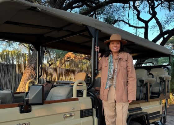 Daniela Filomeno prestes a realizar um safári com a equipe do Belmond Savute Elephant Lodge, no Parque Nacional de Chobe