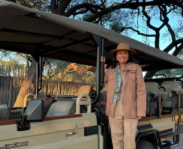 Daniela Filomeno prestes a realizar um safári com a equipe do Belmond Savute Elephant Lodge, no Parque Nacional de Chobe