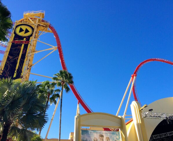 Hollywood Rip Ride Rockit tem 51 metros de pico e atinge 105 km/h