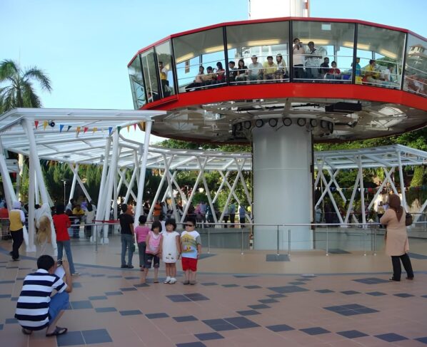 Modelo da Super Gyro Tower, em construção no Parque Unipraias, em Balneário Camboriú (SC)