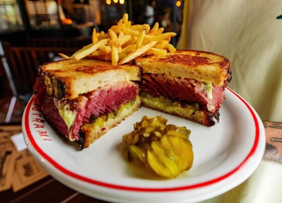 Sanduíche de pastrami do Fôrno, com pão de campagna, pastrami caseiro, maionese de dill e picles de pepino