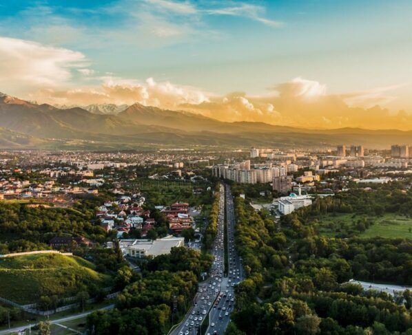 Maior cidade do Cazaquistão, Almaty possui algumas das paisagens mais deslumbrantes do mundo