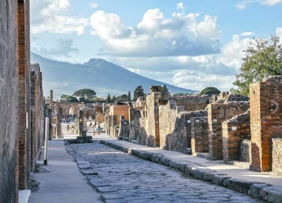 Ruínas de Pompeia com o Monte Vesúvio ao fundo