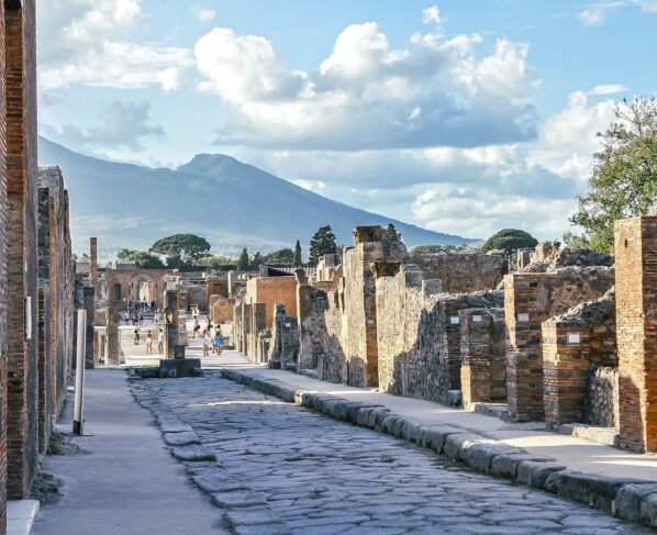 Ruínas de Pompeia com o Monte Vesúvio ao fundo