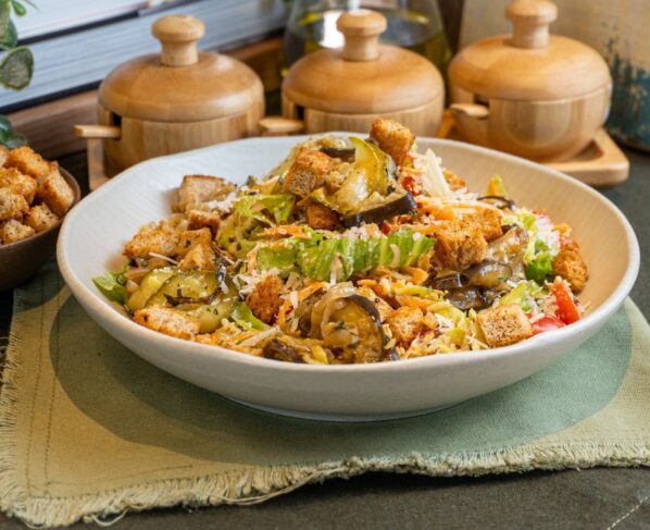 Salada de verão do chef Felipe Caputo leva alface americana, quinoa e molho de iogurte e alcaparras