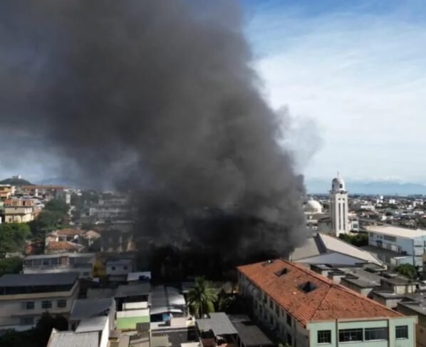 Incêndio no galpão de fantasias de carnaval