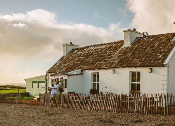 Homestead Cottage, perto de Doolin, no Condado de Clare, Irlanda. O restaurante fica próximo às Falésias de Moher, de frente para o Oceano Atlântico