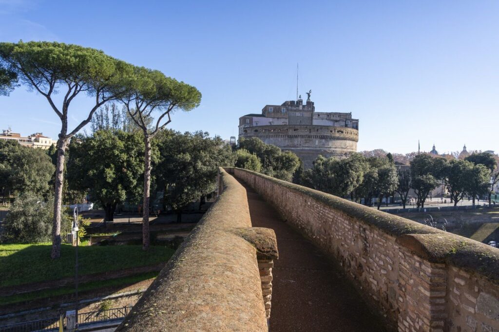 Visitas guiadas aos 800 metros do Passetto di Borgo ocorrem em dois níveis, com um caminho coberto e outro descoberto