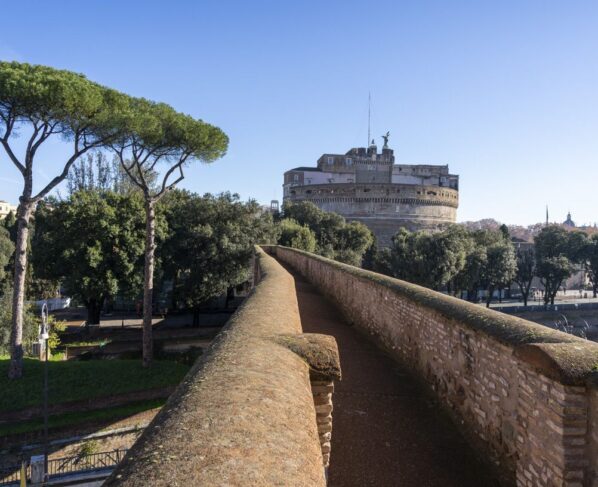 Visitas guiadas aos 800 metros do Passetto di Borgo ocorrem em dois níveis, com um caminho coberto e outro descoberto