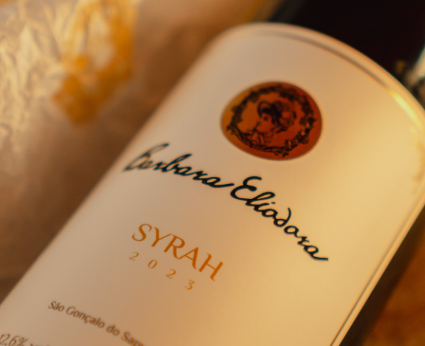 “Syrah Leve”, traduzido do francês, é da produção da vinícola boutique Barbara Eliodora