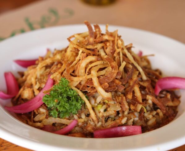 Arroz de costela com crispy de cebola do restaurante Babel é um dos pratos da feirinha