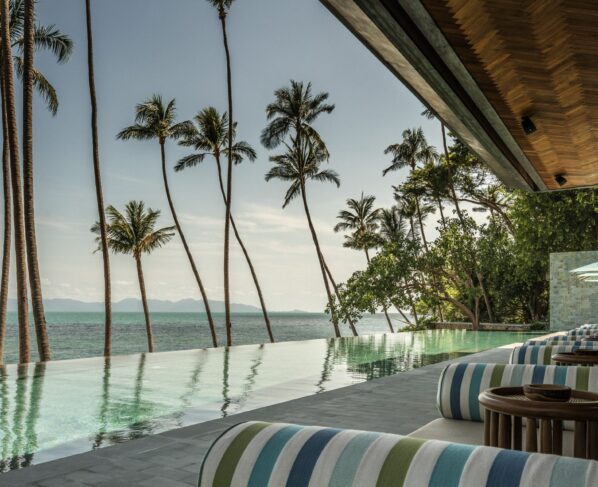 Piscina de borda infinita do Four Seasons Resort Koh Samui, um dos cenários de "The White Lotus"