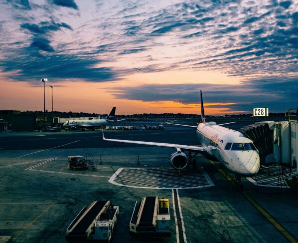 Especialistas contam se viajar de avião continua sendo seguro