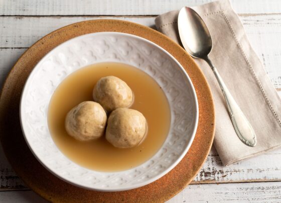 Kneidlach de Matzá com Caldo de Frango é um dos pratos típicos judaicos que podem ser encomendados na Casa Santa Luzia