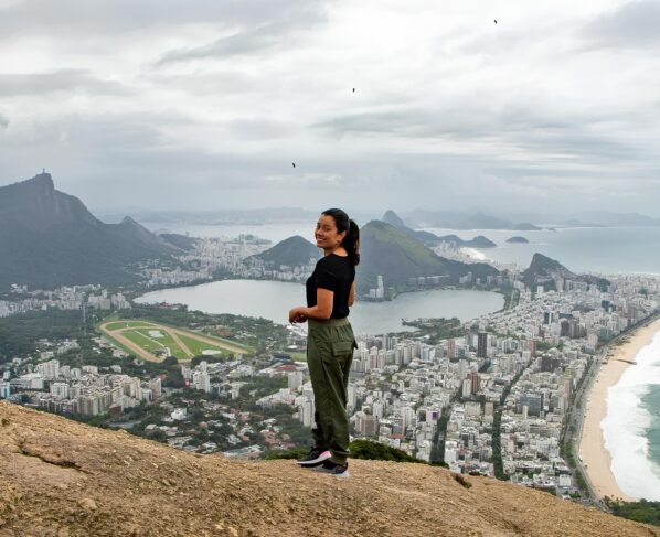 Daniela Filomeno no pico do Morro Dois Irmãos, acessado através de trilha em meio à natureza