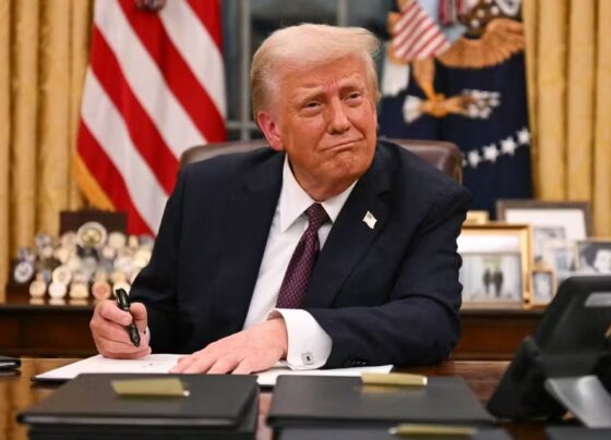 Nos primeiros 90 dias, Trump coleciona inimigos e aposta em crises para dominar a narrativa