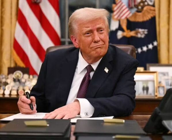 Nos primeiros 90 dias, Trump coleciona inimigos e aposta em crises para dominar a narrativa