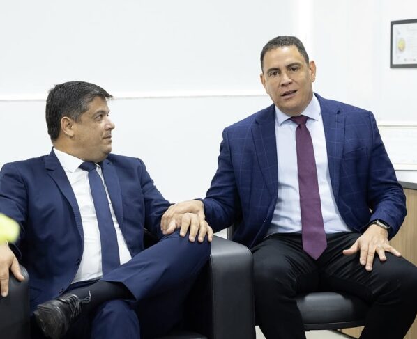 Presidente da Câmara de Vila Velha Osvaldo Maturano recebe deputado federal para visita institucional