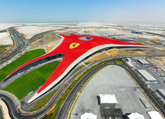 Vista aérea do Ferrari World, um dos destaques da Yas Island, em Abu Dhabi