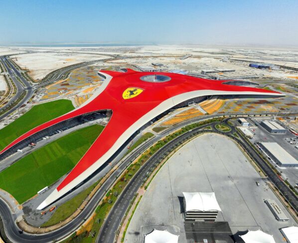 Vista aérea do Ferrari World, um dos destaques da Yas Island, em Abu Dhabi