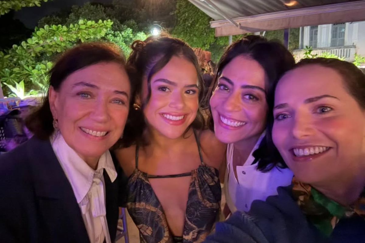 Maisa e elenco de "Garota do Momento"