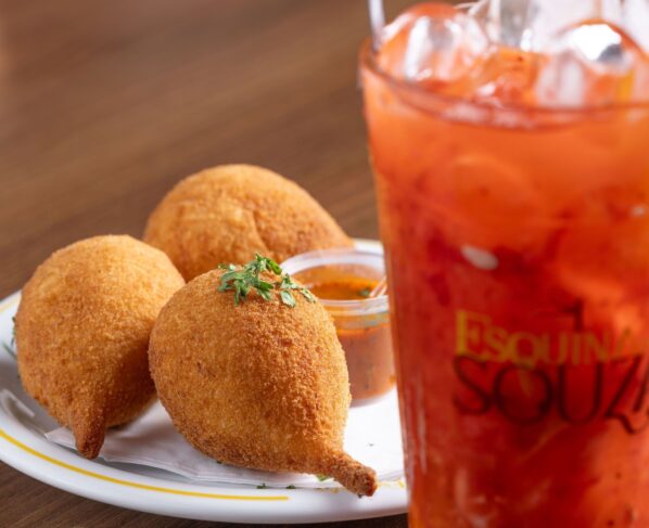 Aprenda a fazer as famosas coxinhas da Esquina do Souza