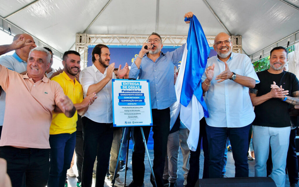 O prefeito Márcio Canella descerrou a placa que marcou a entrega de obras no bairro Palmeirinha