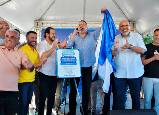 O prefeito Márcio Canella descerrou a placa que marcou a entrega de obras no bairro Palmeirinha