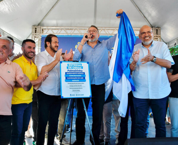 O prefeito Márcio Canella descerrou a placa que marcou a entrega de obras no bairro Palmeirinha