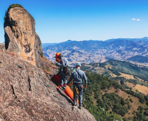 Defesa Civil em treinamento: simulação de resgate na Pedra do Baú