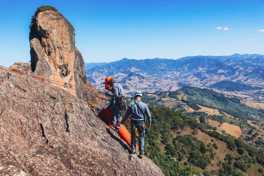 Defesa Civil em treinamento: simulação de resgate na Pedra do Baú
